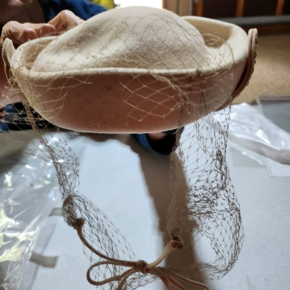 Merrimac Hat Corp. Gardenia Vintage 100% Wool Embellished Hat w/ netting‎ & Chin
